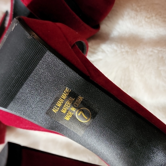 Red stiletto heel. Ladies in red always have more fun! - Picture 3 of 6